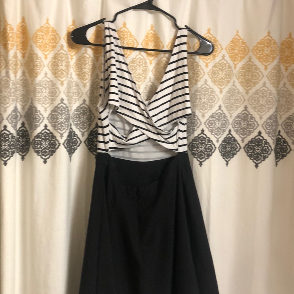 Black and white cross back dress - Picture 2 of 5